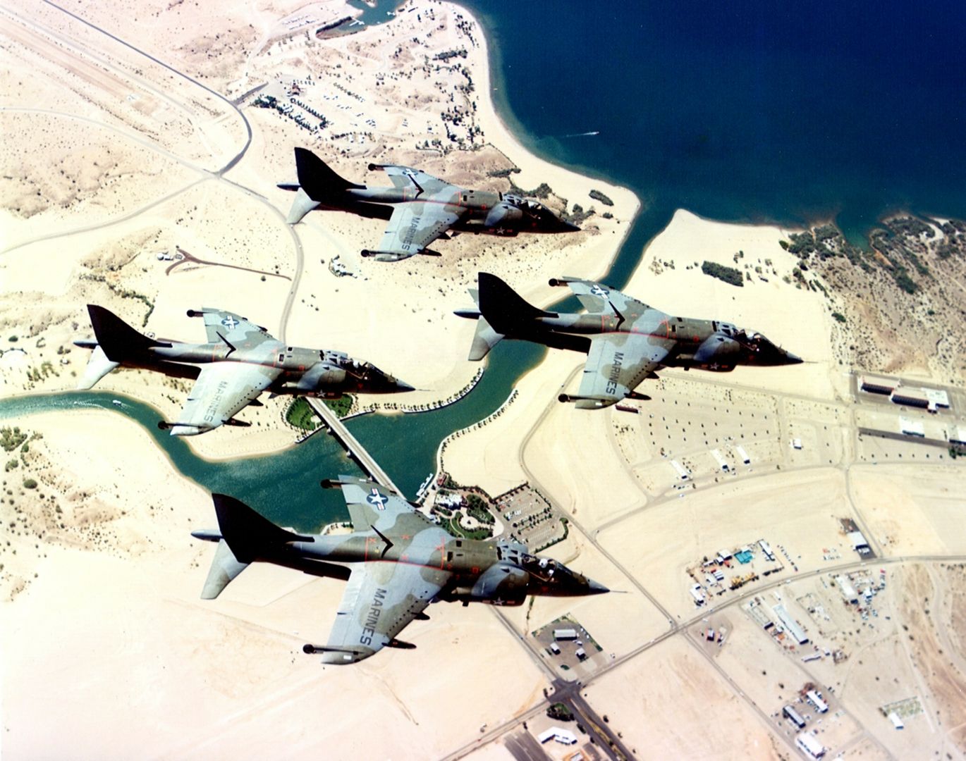AV-8A_Harriers_VMA-513_in_flight_near_MCAS_Yuma_1975_zpslqp6fle2.jpeg
